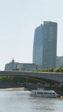 Video-Vertical-Puente-De-Waterloo-Tráfico-De-Cercanías-Horizonte-De-La-Ciudad-De-Londres-1